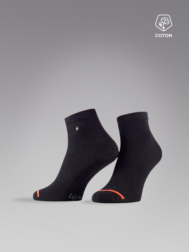 SHORT BLACK AND ORANGE SOCKS